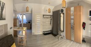 クライペダにあるKanto studijaの廊下(テーブル付)、キッチンが備わる客室です。