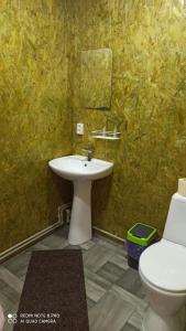a bathroom with a sink and a toilet at Бюджетне житло in Kunovka