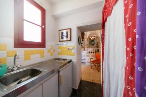 Kuchyň nebo kuchyňský kout v ubytování Aphrodite Villas Halki - Studio Rosa