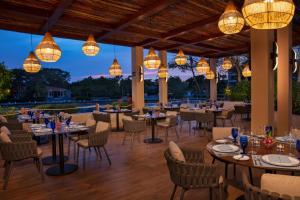 A restaurant or other place to eat at Dreams Aventuras Riviera Maya - All Inclusive