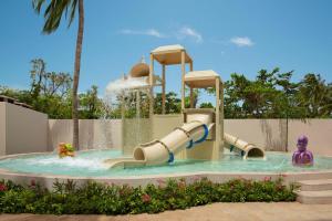 een waterglijbaan in een zwembad in een waterpark bij Dreams Aventuras Riviera Maya - All Inclusive in Puerto Aventuras