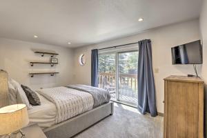 Un dormitorio con una cama y un balcón con televisión. en Frisco Condo with Pool Access Walk to Main Street!, en Frisco