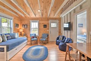een kamer met een bed en een tafel en stoelen bij Cozy Cedarville Cottage - Walk to Lake Huron! in Cedarville