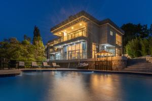 ein großes Haus mit Pool davor in der Unterkunft CLEO LAKE KIVU HOTEL in Mwendo