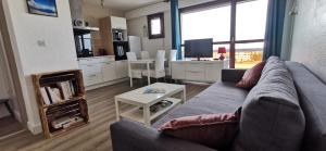 - un salon avec un canapé et une table dans l'établissement LE DUPLEX - Hyper centre - Gare - Wifi - Netflix - Disney +, à Annecy