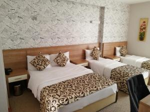 Łóżko lub łóżka w pokoju w obiekcie Nice Royal