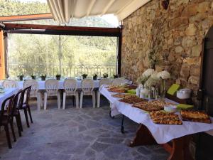 Restoran atau tempat lain untuk makan di Villa de 4 chambres avec piscine privee terrasse amenagee et wifi a Breil sur Roya