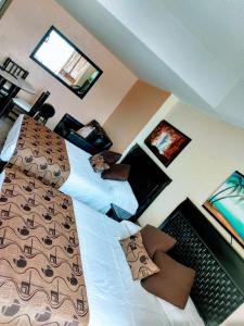 1 dormitorio con 2 camas con almohadas en Suite en torres gemelas con vista al mar, en Acapulco