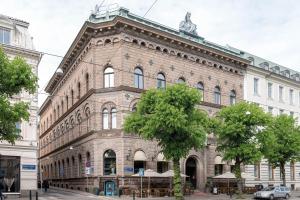 un antiguo edificio de piedra en una calle de la ciudad en Elite Plaza Hotel, en Gotemburgo