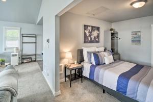 1 dormitorio con 1 cama y 1 mesa con lámpara en Manette Waterfront Kayak the Bay and Walk to Town!, en Bremerton