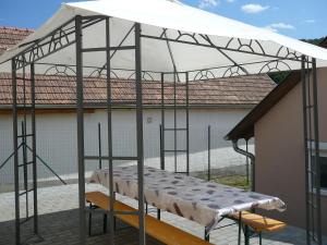 A balcony or terrace at Tihanyi Vendégház