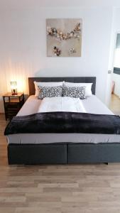 a large bed in a bedroom with at 1 Person - Single - Appartement -Zentral gelegen in Leverkusen Wiesdorf - Friedrich Ebert Platz 5a , 4te Etage mit Aufzug-und mit Balkon in Leverkusen