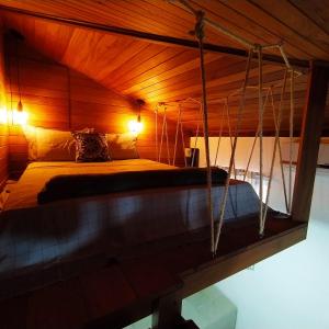 a bedroom with a swing bed in a room at Loft encantador D - 8 km de Floripa in São José