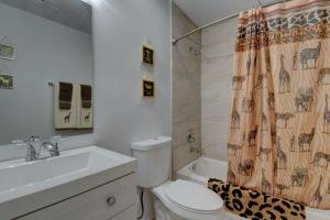 y baño con lavamanos y cortina de ducha. en NEWLY RENOVATED home located in the heart of ABQ, en Albuquerque