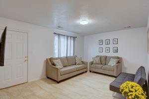 sala de estar con 2 sillas y sofá en NEWLY RENOVATED home located in the heart of ABQ, en Albuquerque