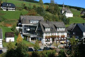 eine Luftansicht eines großen Hauses in einem Dorf in der Unterkunft Hotel Hanses-Bräutigam in Schmallenberg