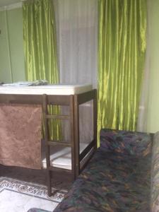 Katil dua tingkat atau katil-katil dua tingkat dalam bilik di ArArAt-SHULYAVSKAYA Hostel KYIV
