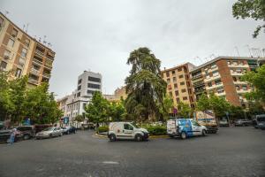 een parkeerplaats met auto's voor gebouwen bij Luxurys Costasol33 Aptos 1 y 2 in Córdoba