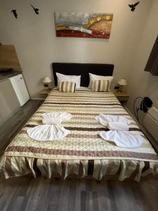 1 dormitorio con 1 cama grande y toallas. en Apartman Pahuljica en Kopaonik