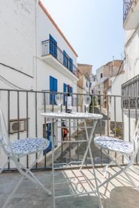 - Balcón con mesa y 2 sillas en Habitacions Bellaire Cadaqués en Cadaqués