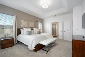 een slaapkamer met een groot wit bed en een raam bij 5Br 5Bath Pvt Home BBQ Pool 15min Disney 3056ft in Kissimmee
