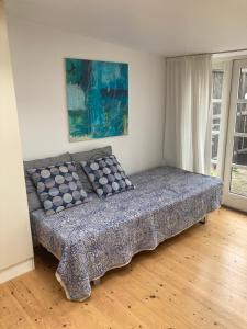 普赖斯特Charmerende byhus i Præstø centrum的房间里有一张床的卧室