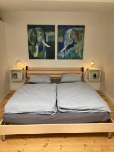 Charmerende byhus i Præstø centrum客房内的一张或多张床位