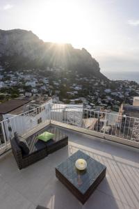 d'un balcon avec une table et une vue sur l'océan. dans l'établissement Rooftop Luxury Suite by CapriRooms, à Capri
