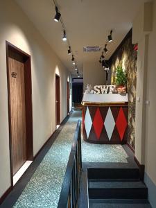 a hallway with a tub in the middle of a building at SWF淡水新五福旅館 Sinwufu Hotel in Tamsui