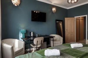 1 dormitorio con 1 cama, mesa y sillas en Louren - The Bridge Inn en Praga