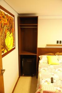 サルバドールにあるHospedaria De Mariaの小さなベッドルーム(ベッド1台、クローゼット付)