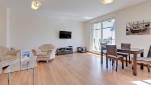 Telewizja i/lub zestaw kina domowego w obiekcie Dom & House - Apartments Parkur Sopot
