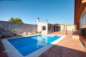 una piscina frente a una casa en Cuencaloft Villa del Tío Tomarro, en Villalba de la Sierra