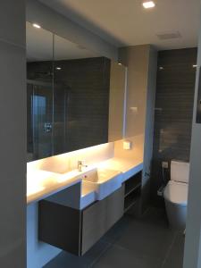 uma casa de banho com um lavatório e um WC em Knightbrides the ocean Sriracha, Special rate for monthly rent em Si Racha