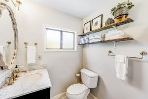 La salle de bains est pourvue de toilettes et d'un lavabo. dans l'établissement Melody Vineyard Cottage, à Guerneville