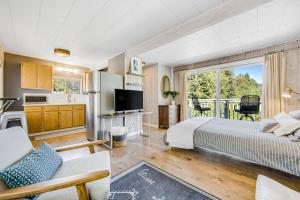 une grande chambre avec un lit et un balcon dans l'établissement Melody Vineyard Cottage, à Guerneville