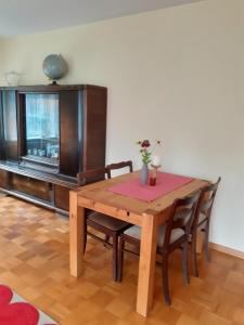 Gästehaus Deibow في Deibow: غرفة طعام مع طاولة وكراسي خشبية
