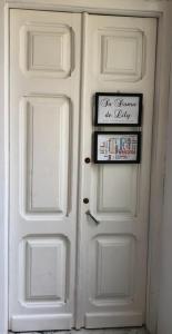 een witte deur met een bord erop bij Sa Domu de Lily a Gonnesa/Lily’s House in Gonnesa in Gonnesa