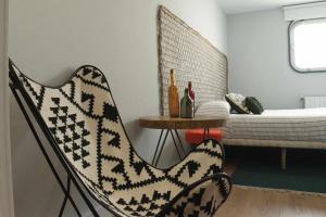 Pokój z krzesłem i stołem z łóżkiem w obiekcie Manzaneda Natura Apartaments T2 Dúplex w mieście Ourense