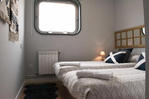 Łóżko lub łóżka w pokoju w obiekcie Manzaneda Natura Apartaments T2 Dúplex