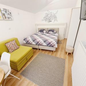mała sypialnia z łóżkiem i krzesłem w obiekcie Cozy Studio Apartment Tian in Zagreb w Zagrzebiu