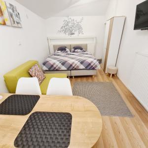 sypialnia z łóżkiem, stołem i krzesłami w obiekcie Cozy Studio Apartment Tian in Zagreb w Zagrzebiu