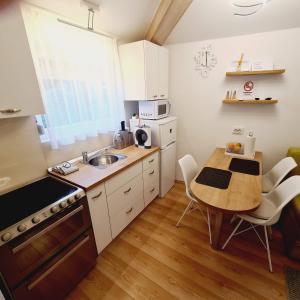 Kuchnia lub aneks kuchenny w obiekcie Cozy Studio Apartment Tian in Zagreb