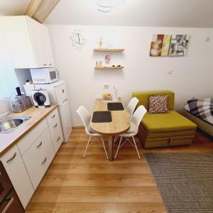 Kuchnia lub aneks kuchenny w obiekcie Cozy Studio Apartment Tian in Zagreb