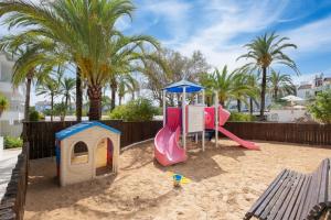 Детская игровая зона в Puerto Azul Suite Hotel