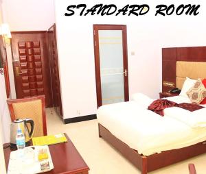 Ein Bett oder Betten in einem Zimmer der Unterkunft RUNGWE HOTEL