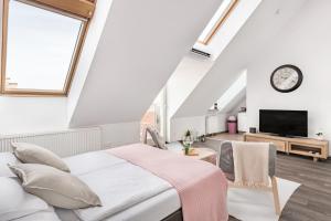 Schlafzimmer mit einem Bett und einem TV in der Unterkunft Vienna 15 Design Apartment in Wien