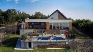 Bazén v ubytování Riverside pool villa-Sremski Karlovci nebo v jeho okolí