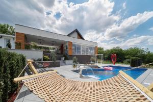 Bazén v ubytování Riverside pool villa-Sremski Karlovci nebo v jeho okolí