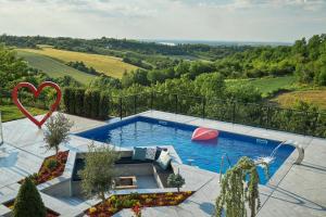 Bazén v ubytování Riverside pool villa-Sremski Karlovci nebo v jeho okolí